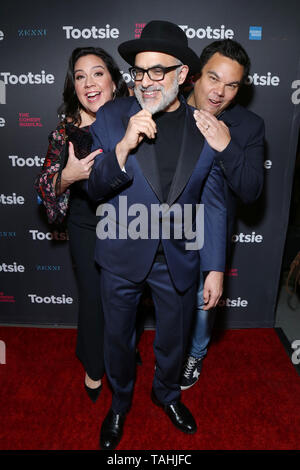 Soirée d'ouverture de 'Tootsie' au Marquis Theatre - Arrivées. Avec : Kristen Anderson-Lopez, David Yazbek, Bobby Lopez Où : New York, New York, United States Quand : 23 Avr 2019 Crédit : Joseph Marzullo/WENN.com Banque D'Images