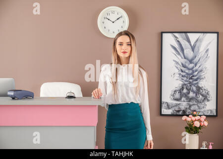 Réceptionniste femme près de 24 dans l'hôtel Banque D'Images