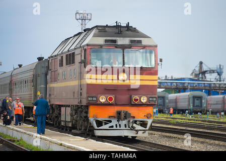 KOTLAS, Russie - le 18 août 2018 passager : locomotive diesel TEP-70-0366 Gros plan sur la station de Kotlas Banque D'Images