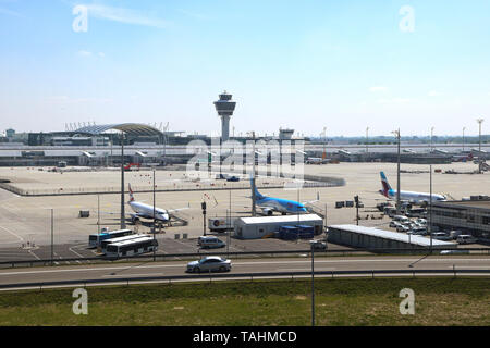 MUNICH, ALLEMAGNE - le 19 mai 2019 vue panoramique de l'aéroport international de Munich avec la tour de contrôle et les pistes pour ravitailler les avions Banque D'Images