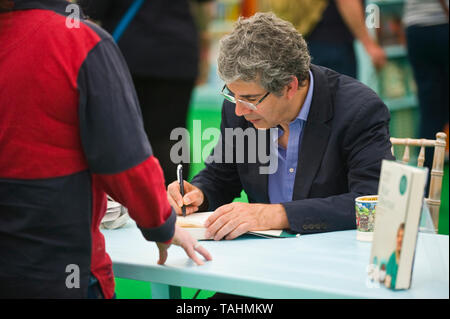 David Nott Welsh né chirurgien consultant livre signant au Hay Festival Hay-on-Wye Powys Pays de Galles UK Banque D'Images