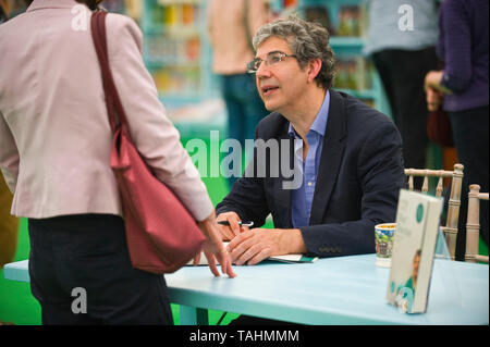 David Nott Welsh né chirurgien consultant livre signant au Hay Festival Hay-on-Wye Powys Pays de Galles UK Banque D'Images