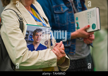 Fans dans la file d'attente de David Nott Welsh né chirurgien consultant livre signant au Hay Festival Hay-on-Wye Powys Pays de Galles UK Banque D'Images