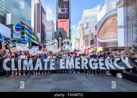 New York, États-Unis. 24 mai, 2019. Des centaines d'étudiants de la ville de New York, des jeunes et des activistes du climat se sont réunis à Columbus Circle pour un rassemblement suivi d'une marche et mourir à Times Square le 24 mai 2019 pour rejoindre les pays du monde entier dans la deuxième grève du climat mondial, exigeant que NYC Maire Bill DeBlasio suivi la Grande-Bretagne, l'Irlande et d'innombrables villes à travers le monde qui ont déclaré une urgence climatique. Crédit : Erik McGregor/Pacific Press/Alamy Live News Banque D'Images