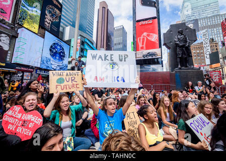 New York, États-Unis. 24 mai, 2019. Des centaines d'étudiants de la ville de New York, des jeunes et des activistes du climat se sont réunis à Columbus Circle pour un rassemblement suivi d'une marche et mourir à Times Square le 24 mai 2019 pour rejoindre les pays du monde entier dans la deuxième grève du climat mondial, exigeant que NYC Maire Bill DeBlasio suivi la Grande-Bretagne, l'Irlande et d'innombrables villes à travers le monde qui ont déclaré une urgence climatique. Crédit : Erik McGregor/Pacific Press/Alamy Live News Banque D'Images