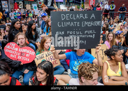 New York, États-Unis. 24 mai, 2019. Des centaines d'étudiants de la ville de New York, des jeunes et des activistes du climat se sont réunis à Columbus Circle pour un rassemblement suivi d'une marche et mourir à Times Square le 24 mai 2019 pour rejoindre les pays du monde entier dans la deuxième grève du climat mondial, exigeant que NYC Maire Bill DeBlasio suivi la Grande-Bretagne, l'Irlande et d'innombrables villes à travers le monde qui ont déclaré une urgence climatique. Crédit : Erik McGregor/Pacific Press/Alamy Live News Banque D'Images