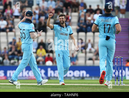 Marque de l'Angleterre célèbre en tenant le wicket de bois de l'Australie au cours de l'Aaron Finch ICC Cricket World Cup Warm up match au Hampshire Bol, Southampton. Banque D'Images