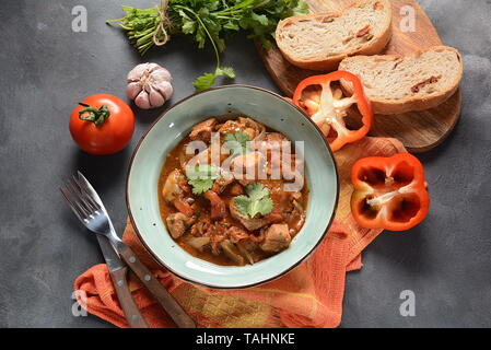 - Chakhokhbili plat traditionnels géorgiens. Le poulet à l'étuvée avec tomates et herbes coriandre fraîche Banque D'Images