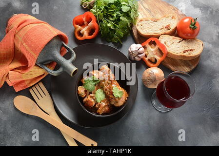 - Chakhokhbili plat traditionnels géorgiens. Le poulet à l'étuvée avec tomates et herbes coriandre fraîche Banque D'Images