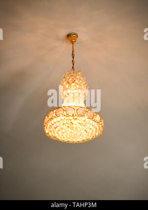 Plafond lustre ampoule lampe accrocher au plafond avec éclairage orange dans home luxueux Banque D'Images