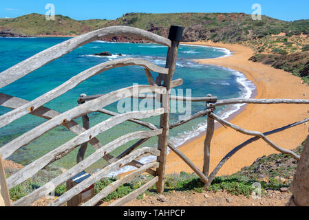 Porte en bois traditionnel près de Cala Cavalleria beach à Minorque, Îles Baléares, Espagne Banque D'Images