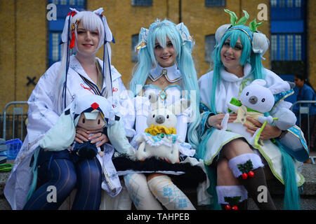 Les cosplayeurs arrivent pour le deuxième jour de MCM Comic Con à l'ExCel London dans l'Est de Londres. Banque D'Images