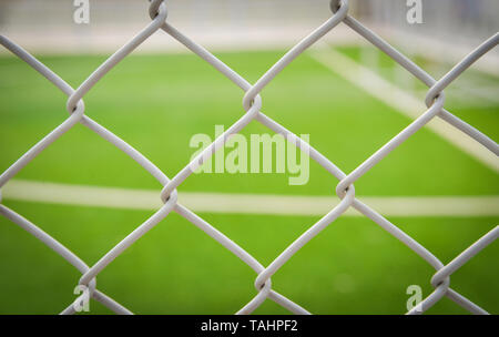 La cage d'acier premier plan avec l'herbe verte en plein air sport terrain de football - terrain de futsal Banque D'Images