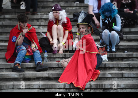 Les cosplayeurs arrivent pour le deuxième jour de MCM Comic Con à l'ExCel London dans l'Est de Londres. Banque D'Images