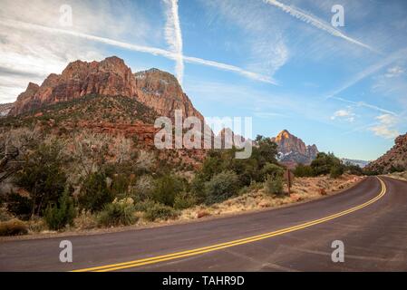 L'autoroute Mont Carmel par la route de montagne Zion Canyon, à gauche, la montagne Pont Pont de jonction Canyon, Zion National Park, Utah, USA Banque D'Images