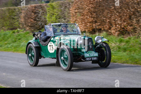 1936 Riley 12/4 monte une colline Southwaite dans Cumbria . La voiture prend part à la 11e Flying Scotsman Rally, un parking public à l'événement. Banque D'Images