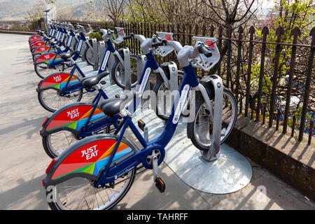 Le transport des vélos en location Édimbourg station parking dans le centre-est de l'Edinburgh, Ecosse, Royaume-Uni. Les vélos sont également connu sous le nom de mange juste après leur vélos Banque D'Images