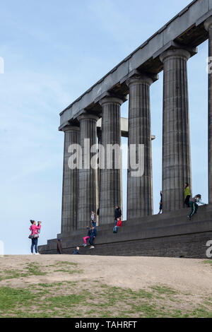 Photo verticale de touristes visitant l'inachevé Athaneum sur Calton Hill dans le centre-ville d'Édimbourg, Écosse, Royaume-Uni Banque D'Images