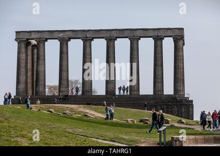 Les touristes visitant l'inachevé Athaneum sur Calton Hill dans le centre-ville d'Édimbourg, Écosse, Royaume-Uni Banque D'Images