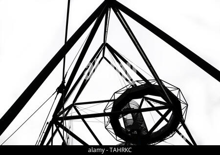 Incroyable structure du tétraèdre à Bottrop, Allemagne capturé sur noir et blanc photo prise de vue différent dans ci-dessous. Le célèbre monument local sert de point de vue. Banque D'Images