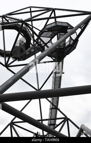 Structure en acier incroyable du tétraèdre à Bottrop, Allemagne pris par en dessous contre ciel blanc. Le point de vue non traditionnelles a été construit sur la décharge de la mine. C'est une attraction touristique populaire. Banque D'Images