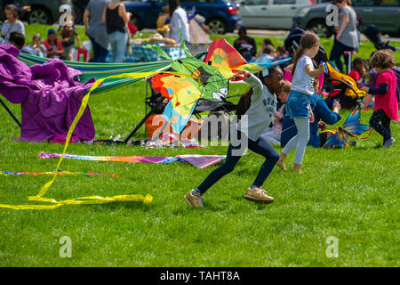 Kites à un festival du cerf-volant - Streatham Common Kite Day à Londres Banque D'Images