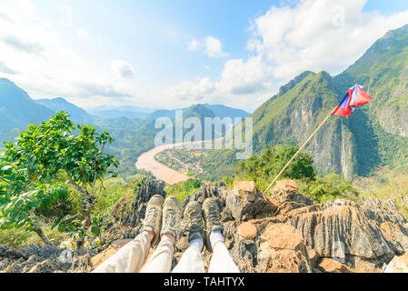 Couple de démarrage de trekking en montagne à Nong Khiaw vue panoramique sur la vallée de la rivière Nam Ou au Laos destination de voyage en Asie du Sud-Est, les gens Banque D'Images