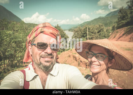Selfies couple en montagne à Nong Khiaw vue panoramique sur la vallée de la rivière Nam Ou au Laos destination de voyage en Asie du sud-est, des personnes mûres Banque D'Images