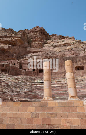 La Jordanie, Pétra (UNESCO) le théâtre. 4 000 places en auditorium creusée dans la montagne au pied du Palais élevé du sacrifice. Banque D'Images