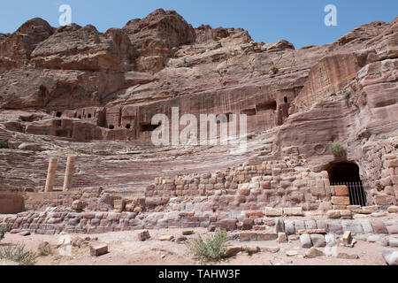 La Jordanie, Pétra (UNESCO) le théâtre. 4 000 places en auditorium creusée dans la montagne au pied du Palais élevé du sacrifice. Banque D'Images