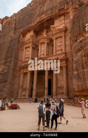 La Jordanie, Pétra (UNESCO) Le Conseil du Trésor (alias Al Khazna) situé à l'extrémité de la Siq. Le plus célèbre de Petra, façade vers 1 AV. Décoré de chapiteaux corinthiens Banque D'Images