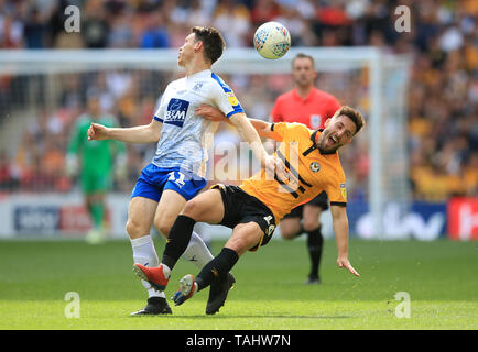 Tranmere Rovers' Connor Jennings (à gauche) et Newport County's Josh Sheehan bataille pour la balle durant le ciel parier Deux Ligue finale Play-off au stade de Wembley, Londres. Banque D'Images