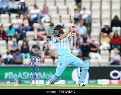 L'Angleterre Chris Woakes en action au bâton au cours de l'ICC Cricket World Cup Warm up match au Hampshire Bol, Southampton. Banque D'Images