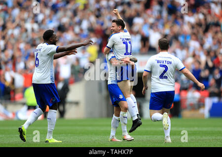 Tranmere Rovers' Emmanuel Monthe, Connor Jennings et Adam Buxton à célébrer la victoire après la seconde moitié du temps supplémentaire au cours de la Sky Bet Deux Ligue finale Play-off au stade de Wembley, Londres. Banque D'Images