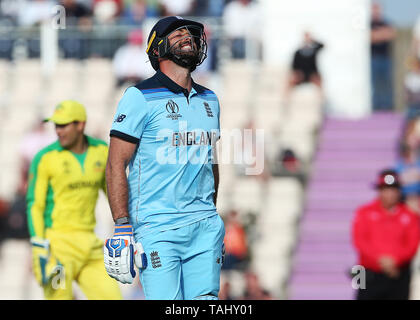 L'Angleterre Liam Plunkett réagit après avoir été pris de court par l'Australie de Glenn Maxwell, joué par Marcus Stoinis au cours de l'ICC Cricket World Cup Warm up match au Hampshire Bol, Southampton. Banque D'Images