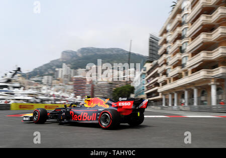 Red Bull's Pierre Gasly prend la Nouvelle Chicane au cours de troisième pratique au circuit de Monte Carlo, Monaco. Banque D'Images