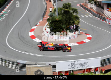 Red Bull's Pierre Gasly prend l'épingle Fairmont au cours de troisième pratique au circuit de Monte Carlo, Monaco. Banque D'Images