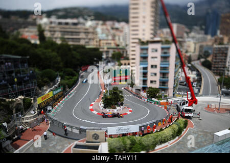Red Bull's Pierre Gasly prend l'épingle Fairmont au cours de troisième pratique au circuit de Monte Carlo, Monaco. Banque D'Images