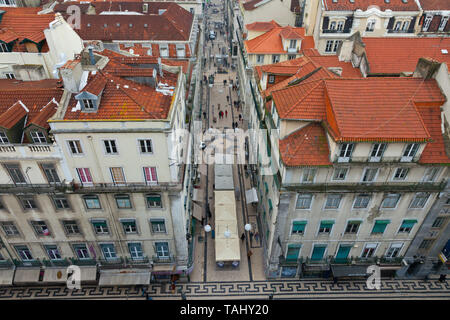 Vista de Rua Santa Justa en barrio Baixa. Mirador del Elevador de Santa Justa. Le quartier du Chiado. Ciudad de Lisboa, Portugal, Península Ibérica, Europa Banque D'Images