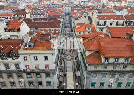 Vista de Rua Santa Justa en barrio Baixa. Mirador del Elevador de Santa Justa. Le quartier du Chiado. Ciudad de Lisboa, Portugal, Península Ibérica, Europa Banque D'Images