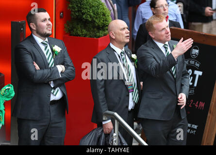 Gestionnaire celtique Neil Lennon (à droite) demande aux joueurs de descendre de l'autobus durant le trophée parade dans Glasgow. Banque D'Images