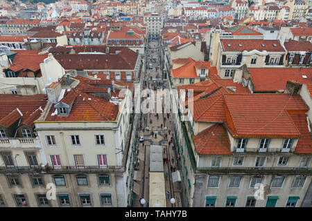 Vista de Rua Santa Justa en barrio Baixa. Mirador del Elevador de Santa Justa. Le quartier du Chiado. Ciudad de Lisboa, Portugal, Península Ibérica, Europa Banque D'Images