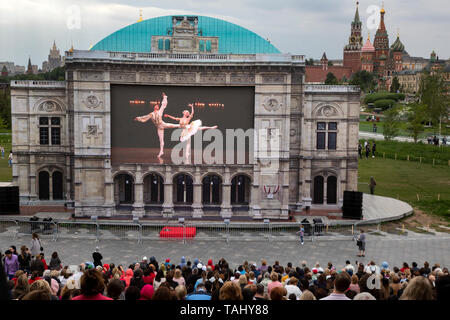 Les gens regardent un enregistrement de l'Opéra de Vienne est le ballet Casse-Noisette dédié à la 150e anniversaire de l'Opéra de Vienne dans le parc Moscows Banque D'Images