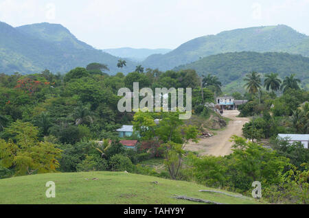 Champs et des pentes boisées de Guisa municipalité (province de Granma, Cuba), dans les environs de Pico de la Bayamesa national park, au sud de Cuba Banque D'Images