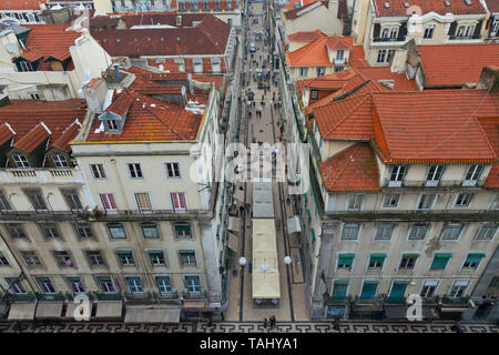 Vista de Rua Santa Justa en barrio Baixa. Mirador del Elevador de Santa Justa. Le quartier du Chiado. Ciudad de Lisboa, Portugal, Península Ibérica, Europa Banque D'Images