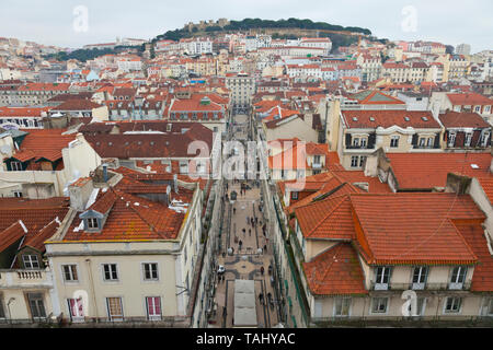 Vista de Rua Santa Justa en barrio Baixa. Al fondo Castillo de Sao Jorge. Mirador del Elevador de Santa Justa. Le quartier du Chiado. Ciudad de Lisboa, Portug Banque D'Images