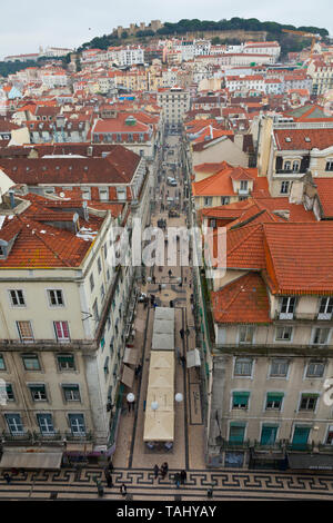 Vista de Rua Santa Justa en barrio Baixa. Al fondo Castillo de Sao Jorge. Mirador del Elevador de Santa Justa. Le quartier du Chiado. Ciudad de Lisboa, Portug Banque D'Images