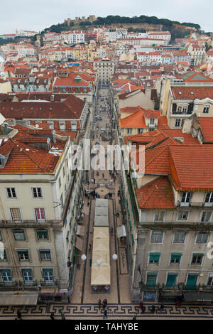 Vista de Rua Santa Justa en barrio Baixa. Al fondo Castillo de Sao Jorge. Mirador del Elevador de Santa Justa. Le quartier du Chiado. Ciudad de Lisboa, Portug Banque D'Images