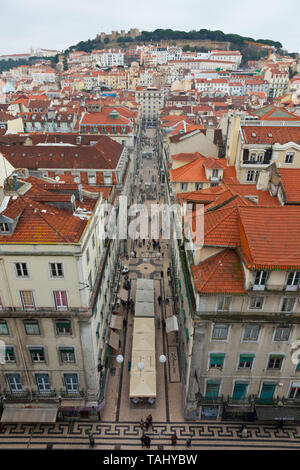 Vista de Rua Santa Justa en barrio Baixa. Al fondo Castillo de Sao Jorge. Mirador del Elevador de Santa Justa. Le quartier du Chiado. Ciudad de Lisboa, Portug Banque D'Images