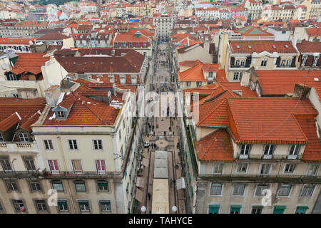 Vista de Rua Santa Justa en barrio Baixa. Mirador del Elevador de Santa Justa. Le quartier du Chiado. Ciudad de Lisboa, Portugal, Península Ibérica, Europa Banque D'Images